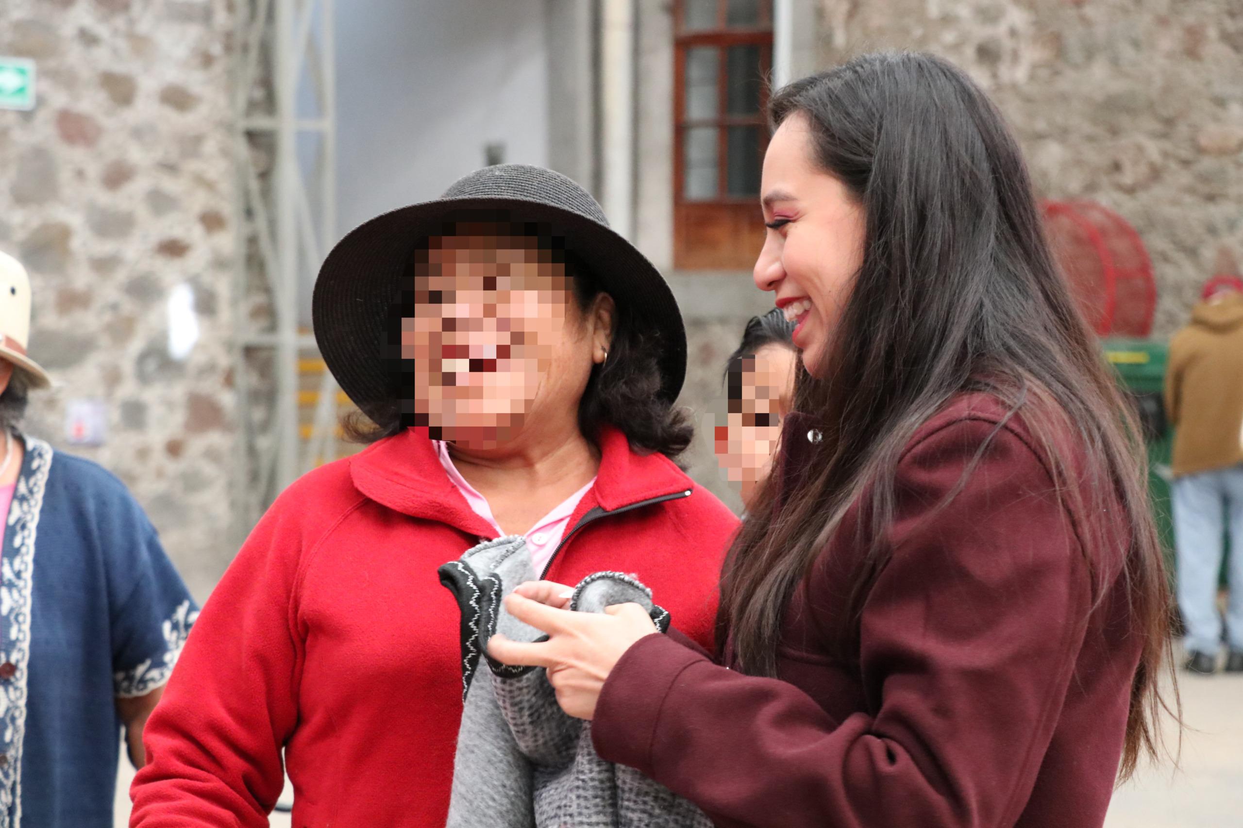 Más de 500 prendas abrigadoras fueron entregadas a adultos mayores de Ixtenco en el primer día de la jornada