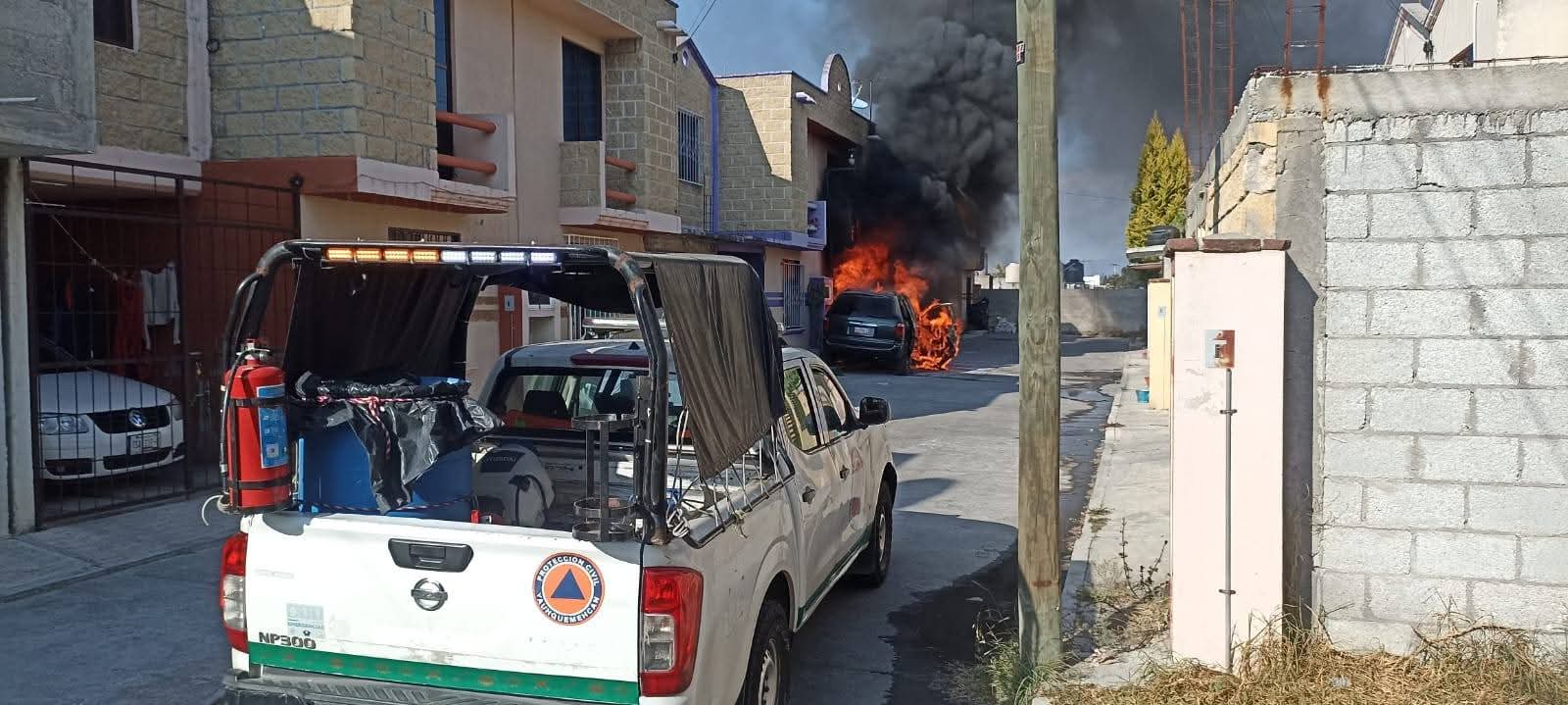 La Coordinación de Protección Civil de Yauhquemehcan y Bomberos de Tlaxcala atendieron un incendio de un vehículo particular en la Colonia la Unión, San José Tetel, la tarde del lunes 1 de diciembre del 2025.