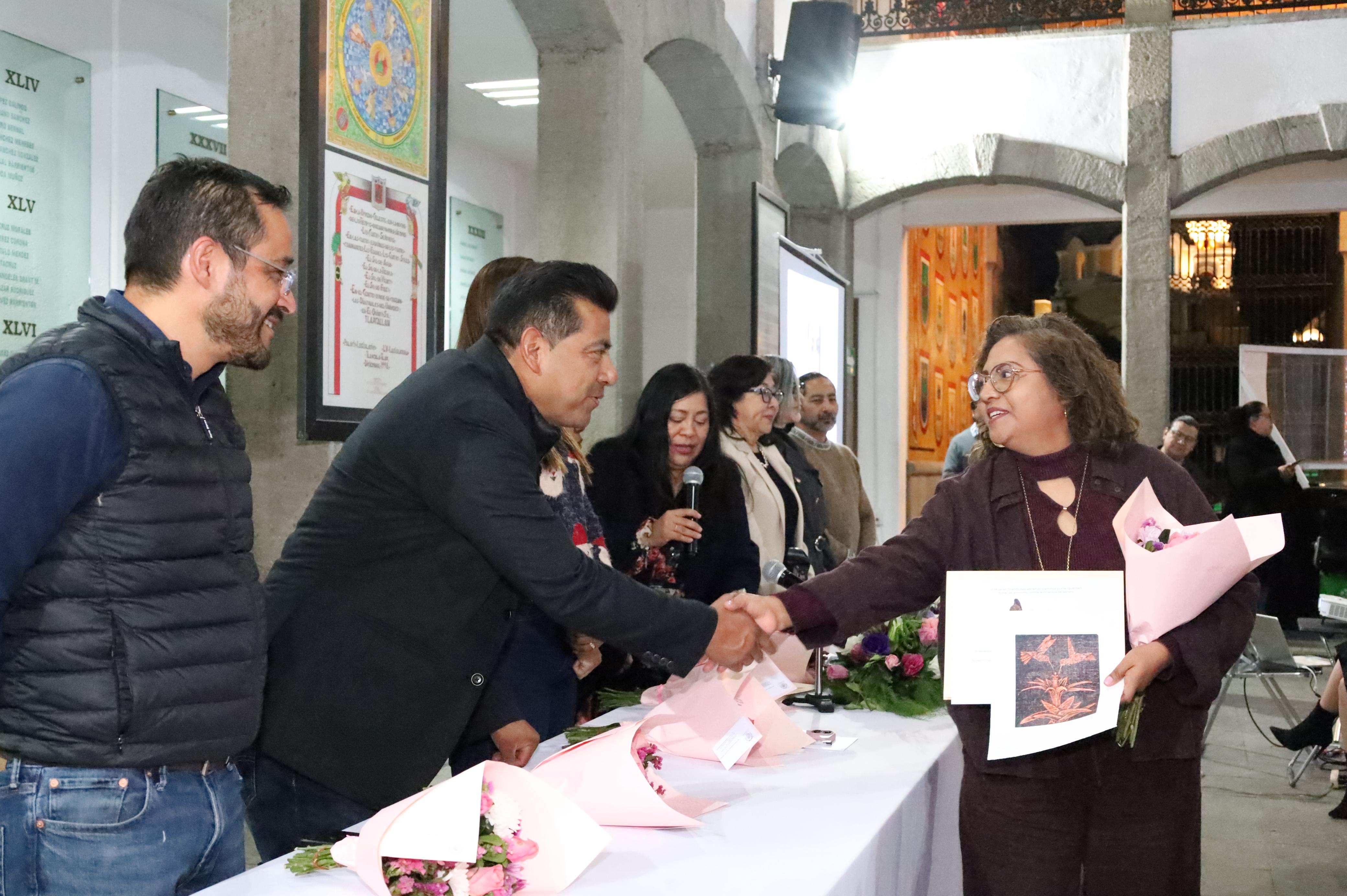 Carlos Augusto Pérez Hernández acompaña entrega de reconocimientos a mujeres destacadas en la lucha contra la violencia de género