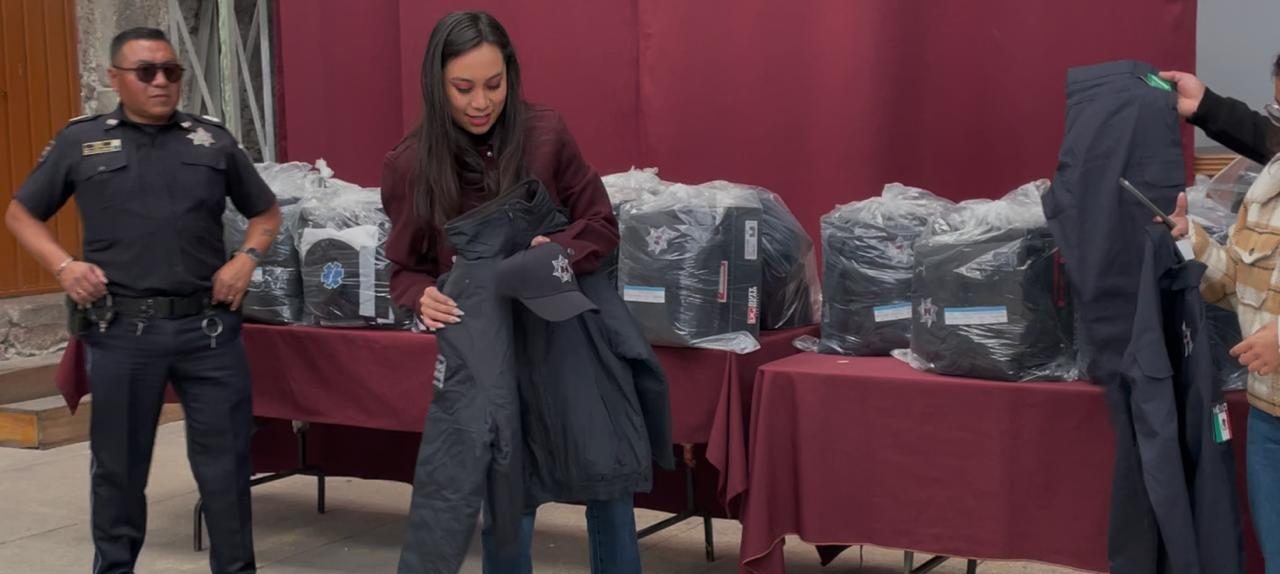 Gobierno Municipal de Ixtenco entrega uniformes a 26 elementos de Seguridad Pública y Paramédicos