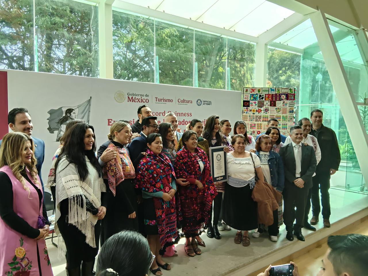 El pepenado de Ixtenco se posiciona en el Récord Guinness de la mayor exposición de bordados del mundo