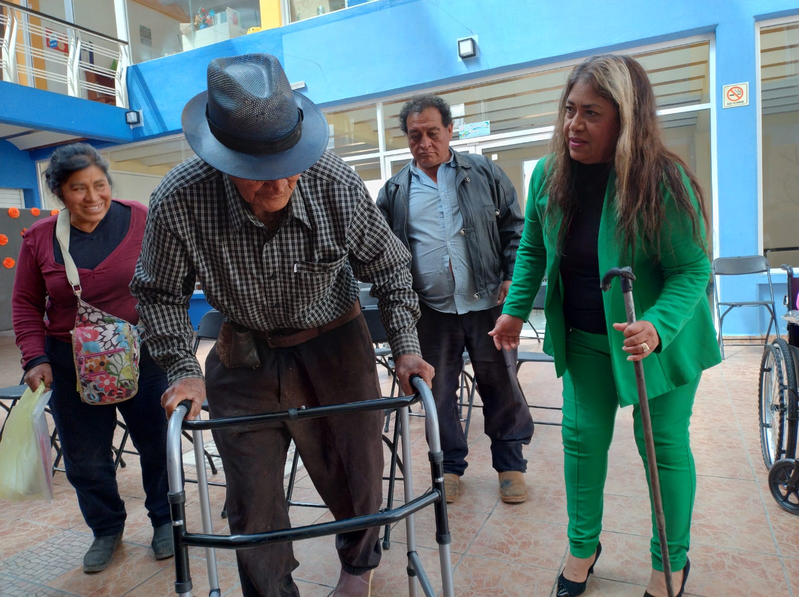 DIF Municipal entrega aparatos funcionales a adultos mayores