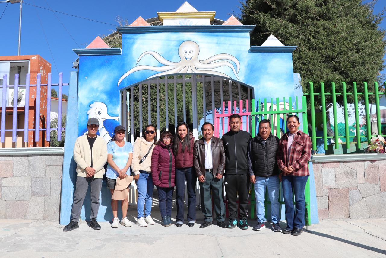 Refuerza Gobierno Municipal de Ixtenco la seguridad en preescolar indígena con la entrega e instalación de un nuevo zaguán