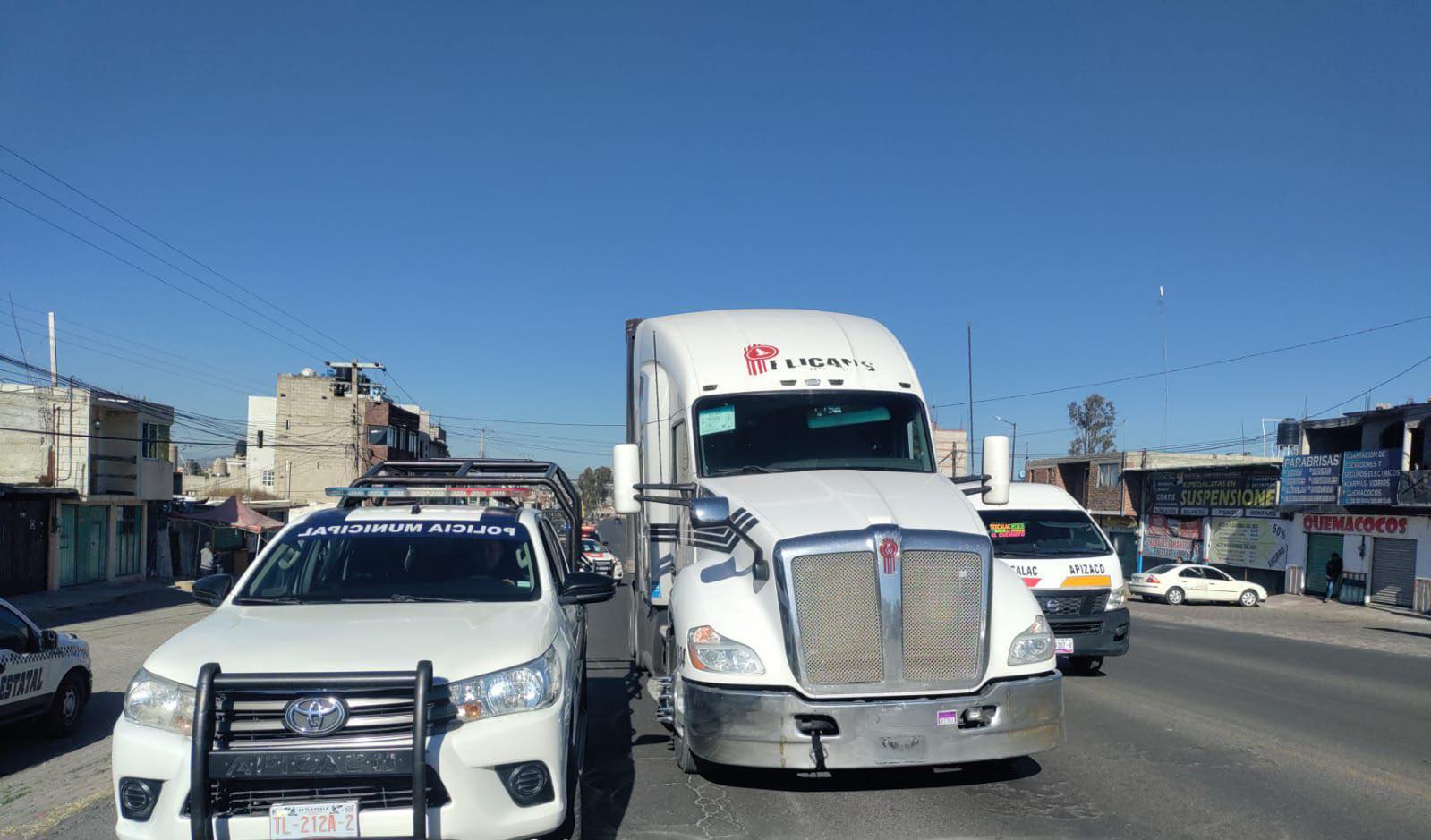 Detiene Policía de Apizaco a conductor de tractocamión por manejar de manera negligente.