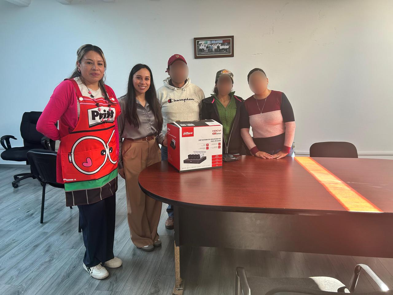 Gobierno de Ixtenco entrega equipo de videovigilancia a la Escuela Primaria Bilingüe Bimi Manandi Yu’mu