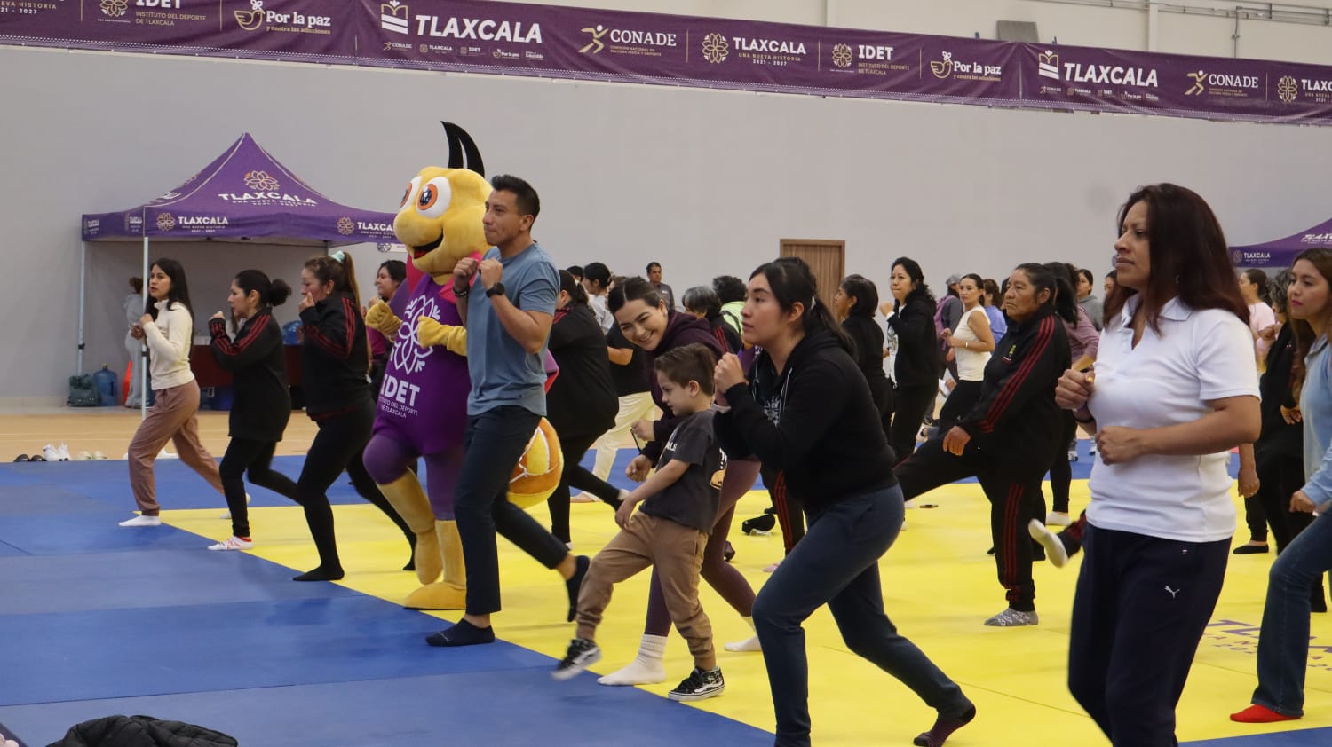MÁS DE 400 TLAXCALTECAS PARTICIPAN EN CLASE MASIVA DE DEFENSA PERSONAL “MUJERES IMPARABLES”