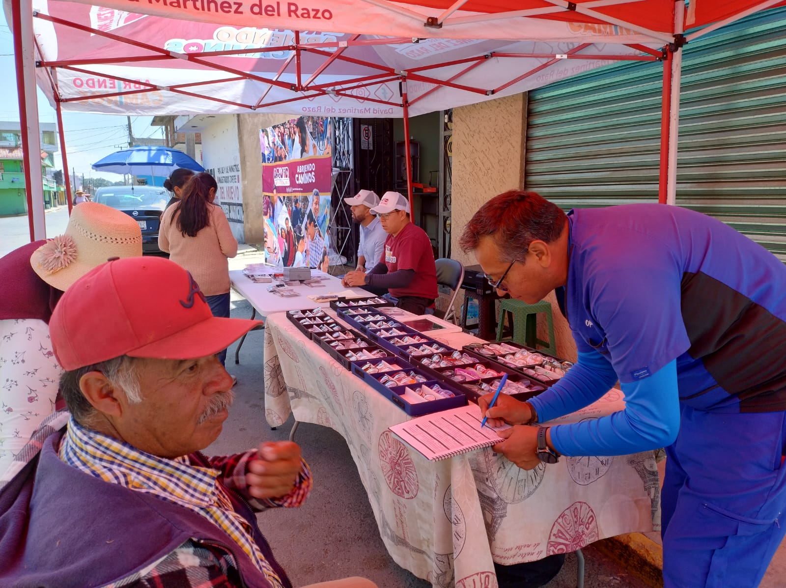 Licenciado Erick Vázquez Lidera Entrega de Paquetes de Apoyo en San José Teacalco