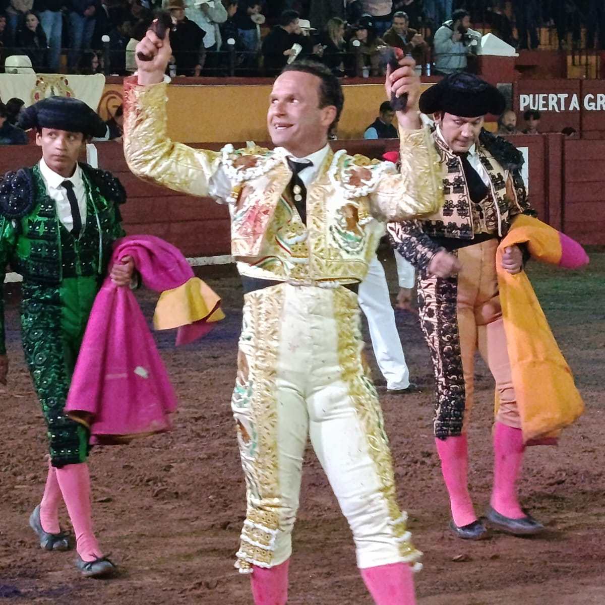 Lluvia, pasión y arte se deja ver en la corrida de Sábado de Gloria
