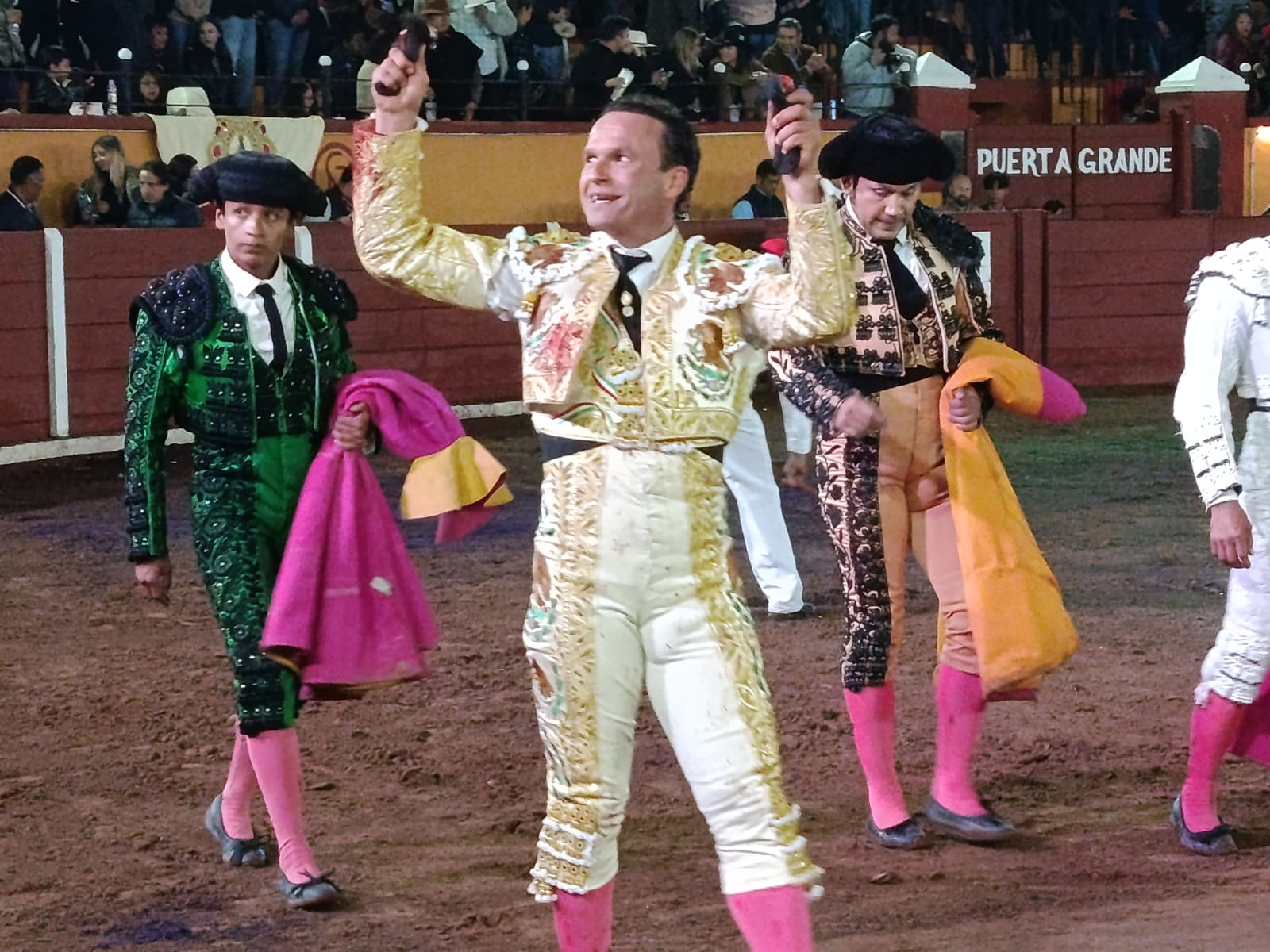 Lluvia, pasión y arte se deja ver en la corrida de Sábado de Gloria