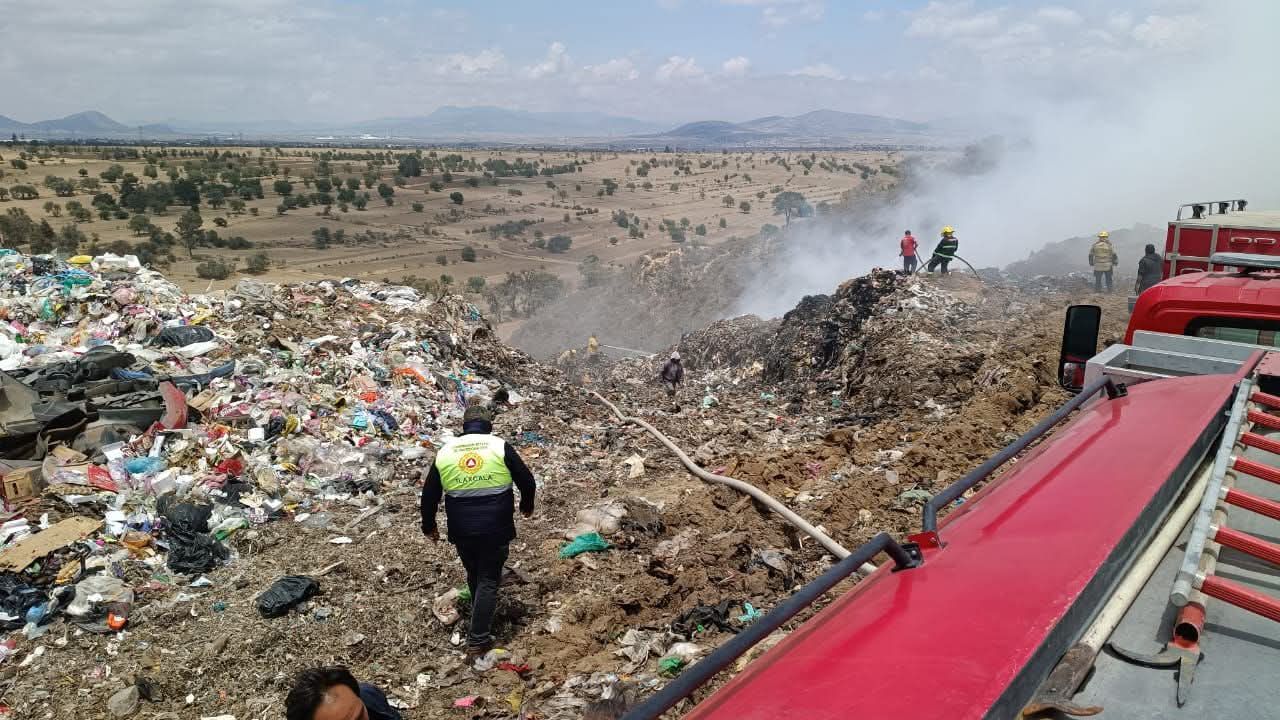 BAJO CONTROL INCENDIO EN RELLENO SANITARIO DE NANACAMILPA; CONTINÚAN LABORES DE SOFOCACIÓN: PROTECCIÓN CIVIL ESTATAL
