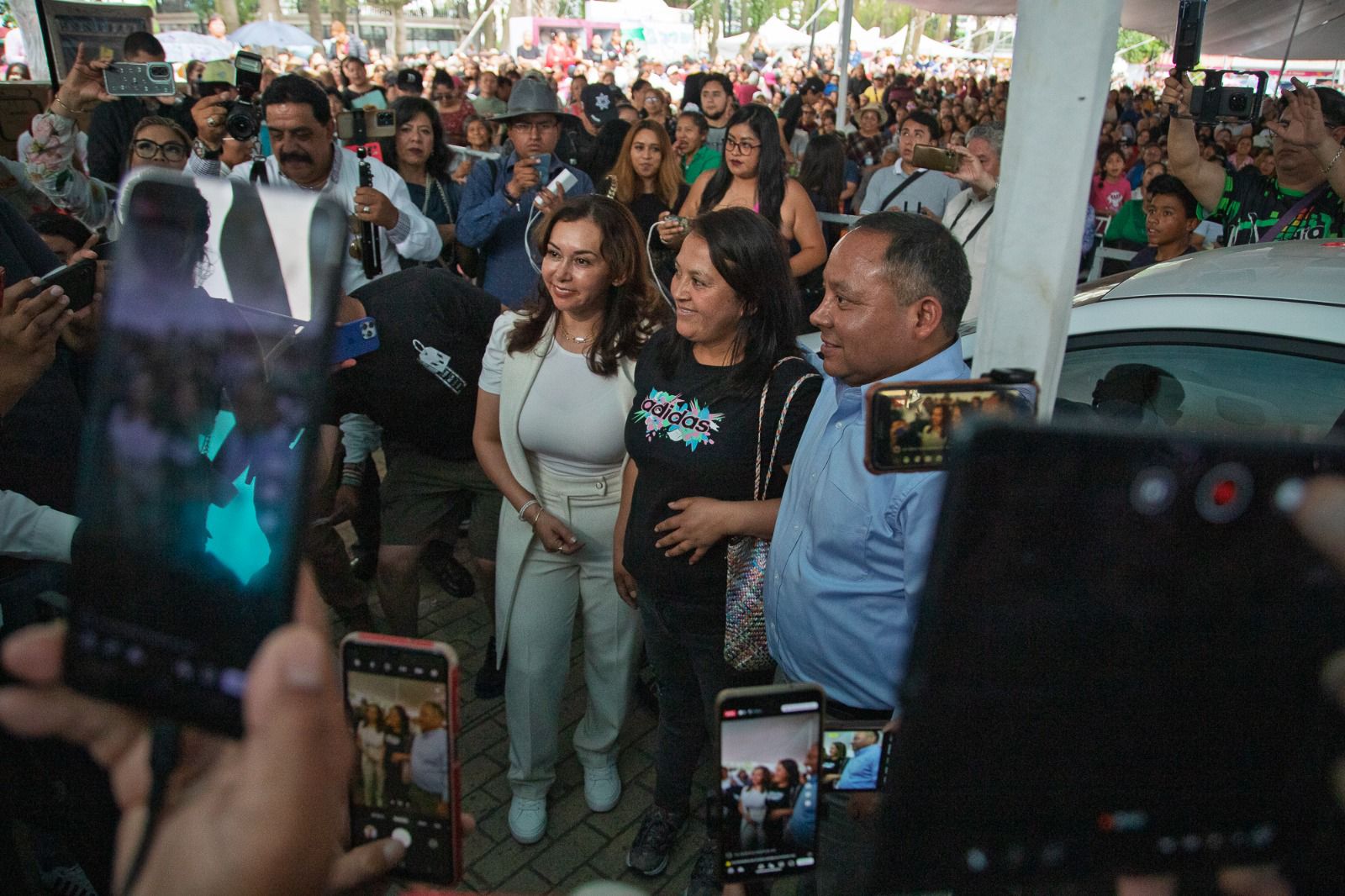 JAVIER RIVERA LLEVA FELICIDAD A LAS MAMÁS APIZAQUENSES CON UN AUTO NUEVO Y MUCHOS PREMIOS MÁS