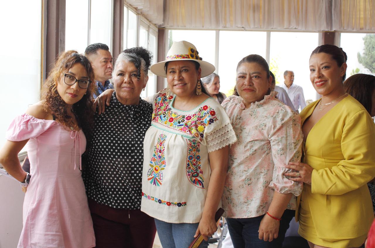 Entre abrazos y reflexiones, Ana Lilia Rivera reconoce el esfuerzo silencioso de las madres tlaxcaltecas