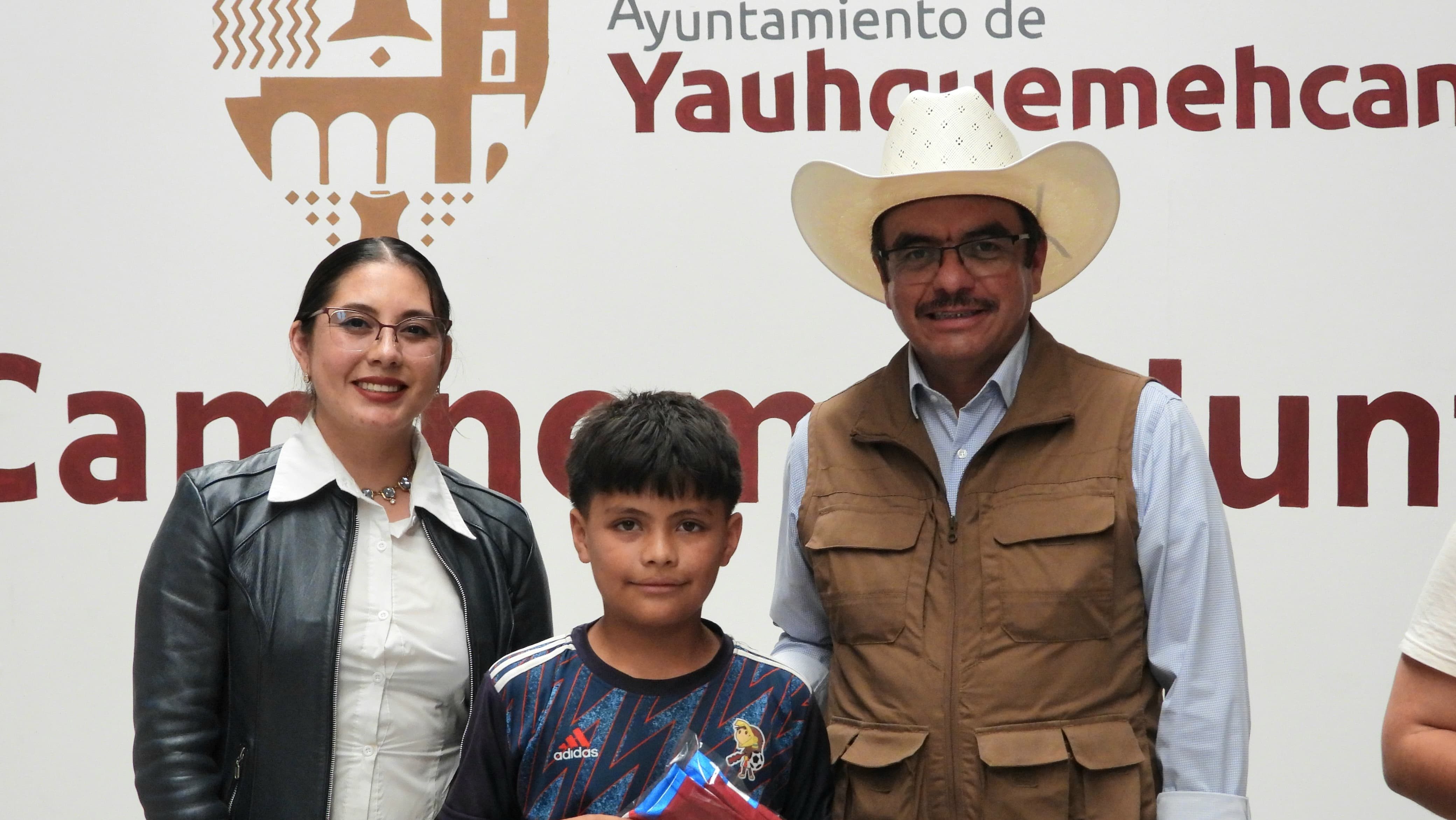 Entrega Presidente de Yauhquemehcan uniformes a selección infantil de fútbol