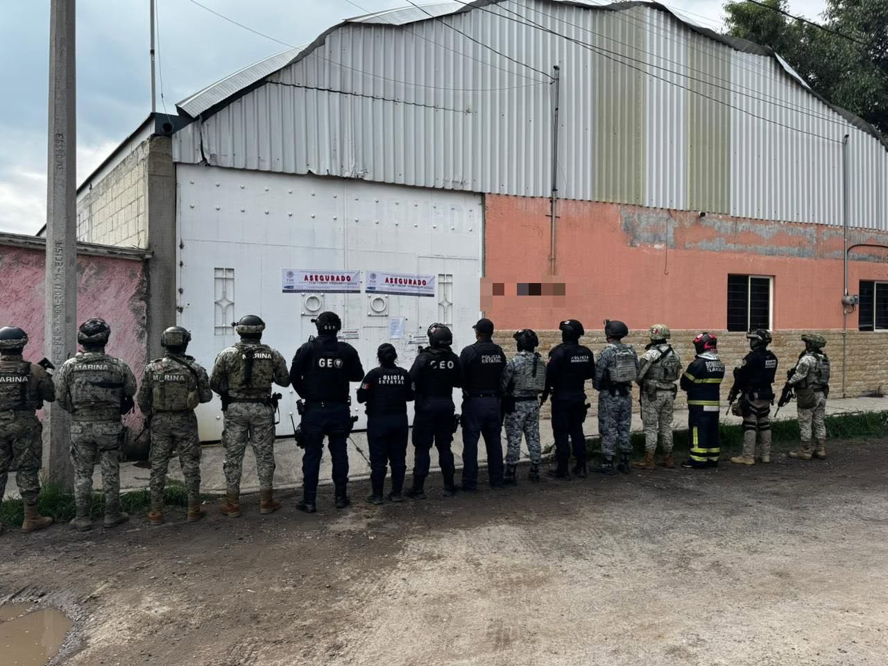 Participa policía de Apizaco en operativo de cateo en bodega asegurada de Santa María Texcalac.