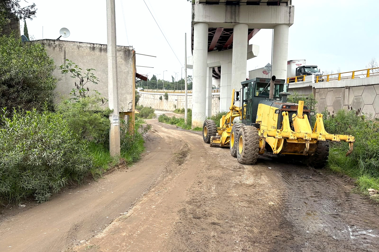 DAN MANTENIMIENTO A CALLE REVOLUCIÓN EN SAN ESTEBAN TIZATLÁN
