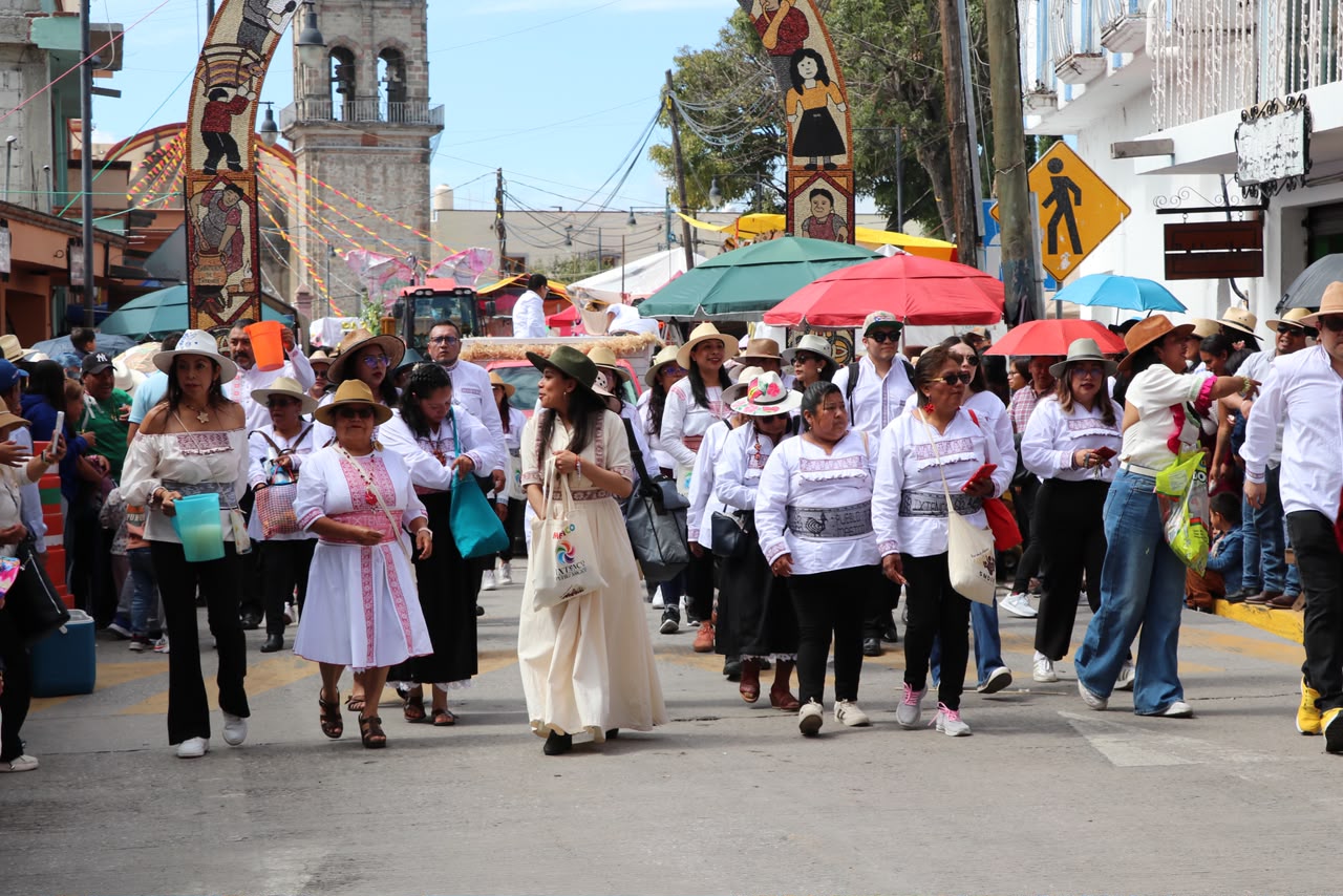 IXTENCO SE DESBORDA DE ALEGRÍA Y COLOR EN SU TRADICIONAL DESFILE DE FERIA