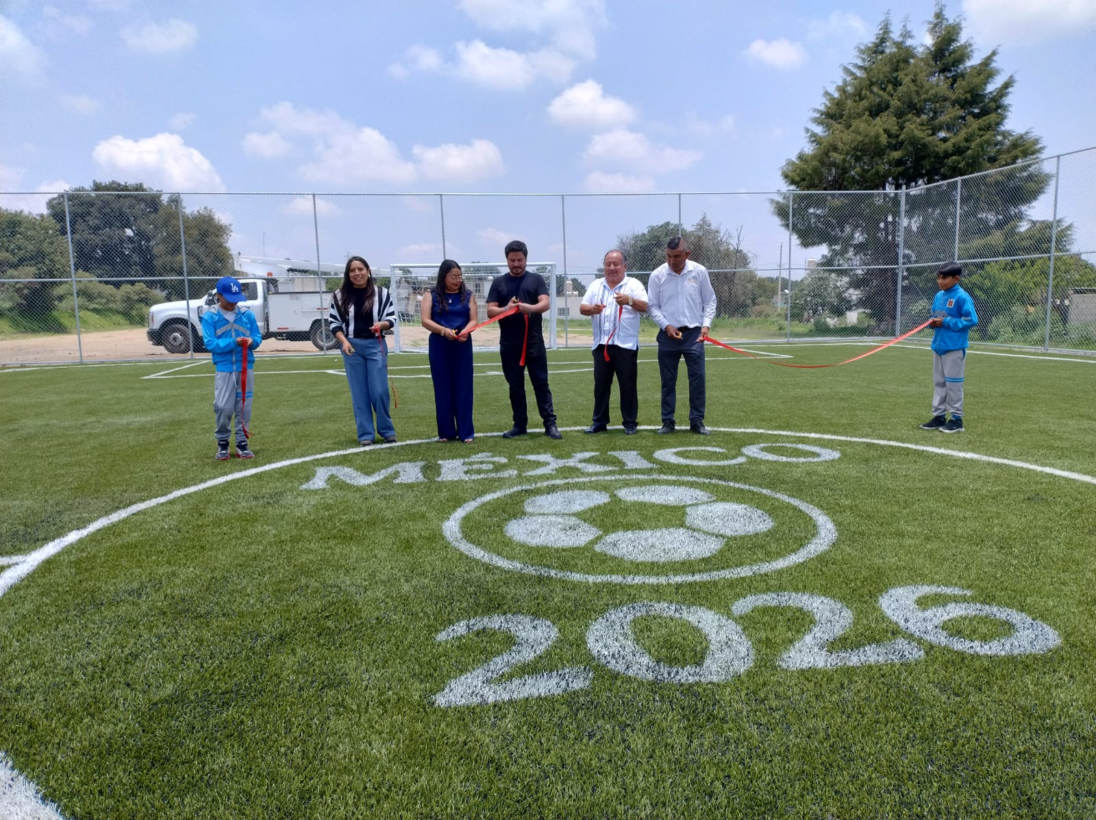 Inauguran moderna cancha de fútbol 5 en San Lorenzo Xaltelulco