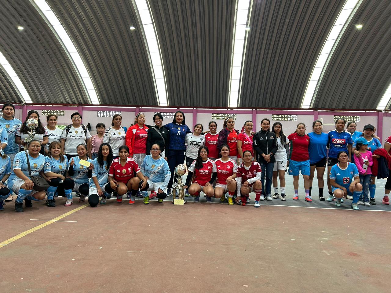 ALINE LAZO PREMIA A LAS CAMPEONAS DEL CUADRANGULAR FEMENIL ZÄNÄ