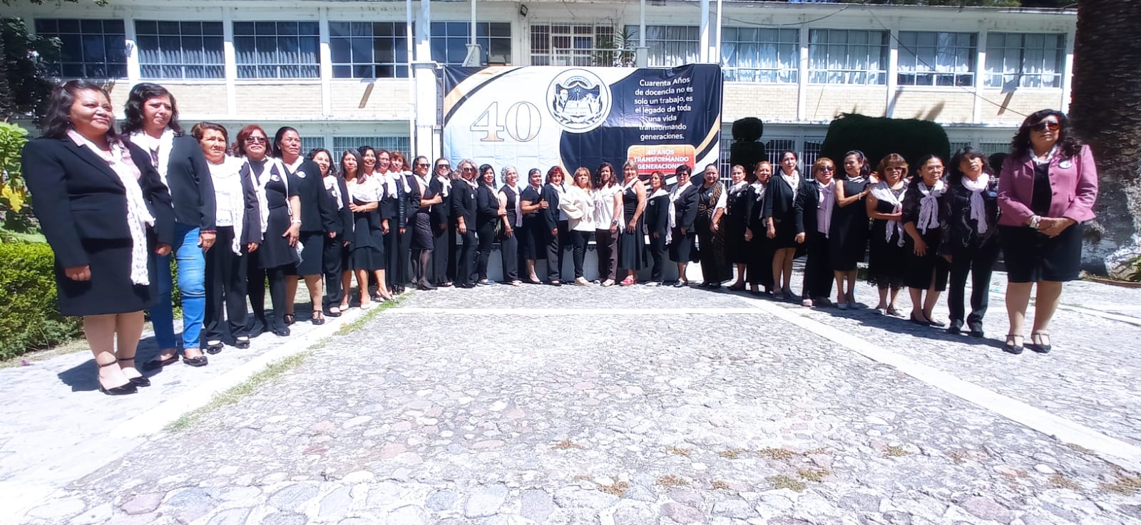 Emotivo reencuentro de maestras tras 40 años de haber sido egresadas
