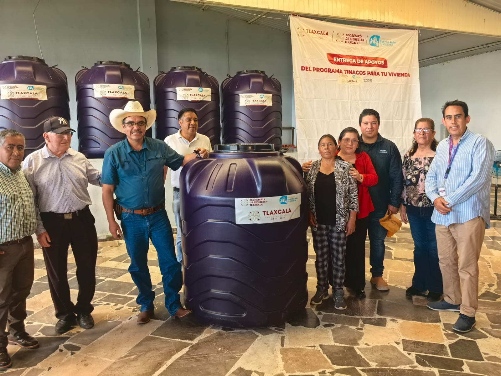 Encabeza David Vega Terrazas entrega de Tinacos para tu Vivienda