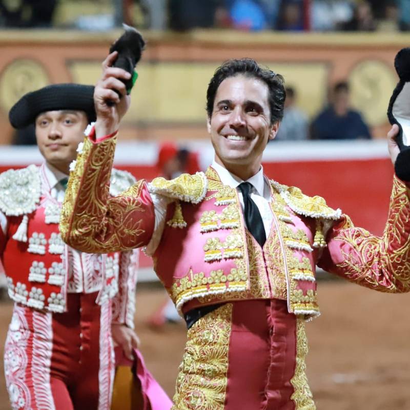 Santiago Zendejas se firma en solitario la tarde en Tlaxcala; encierro bravucón de Brito abre el triunfo