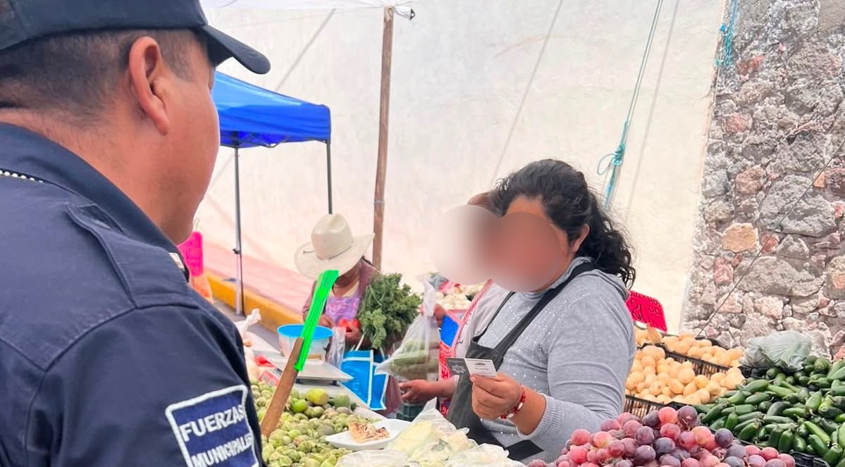 POLICÍAS DE IXTENCO SALEN A LAS CALLES PARA INFORMAR Y PREVENIR EL DELITO