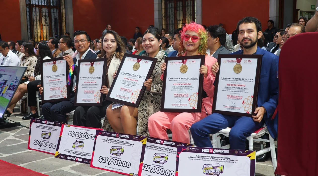GOBERNADORA ENTREGA PREMIO ESTATAL DE LA JUVENTUD A 11 TALENTOS TLAXCALTECAS.