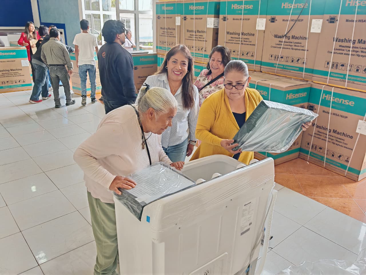 SMDIF DE CUAXOMULCO ENTREGÓ ELECTRODOMÉSTICOS A 31 FAMILIAS