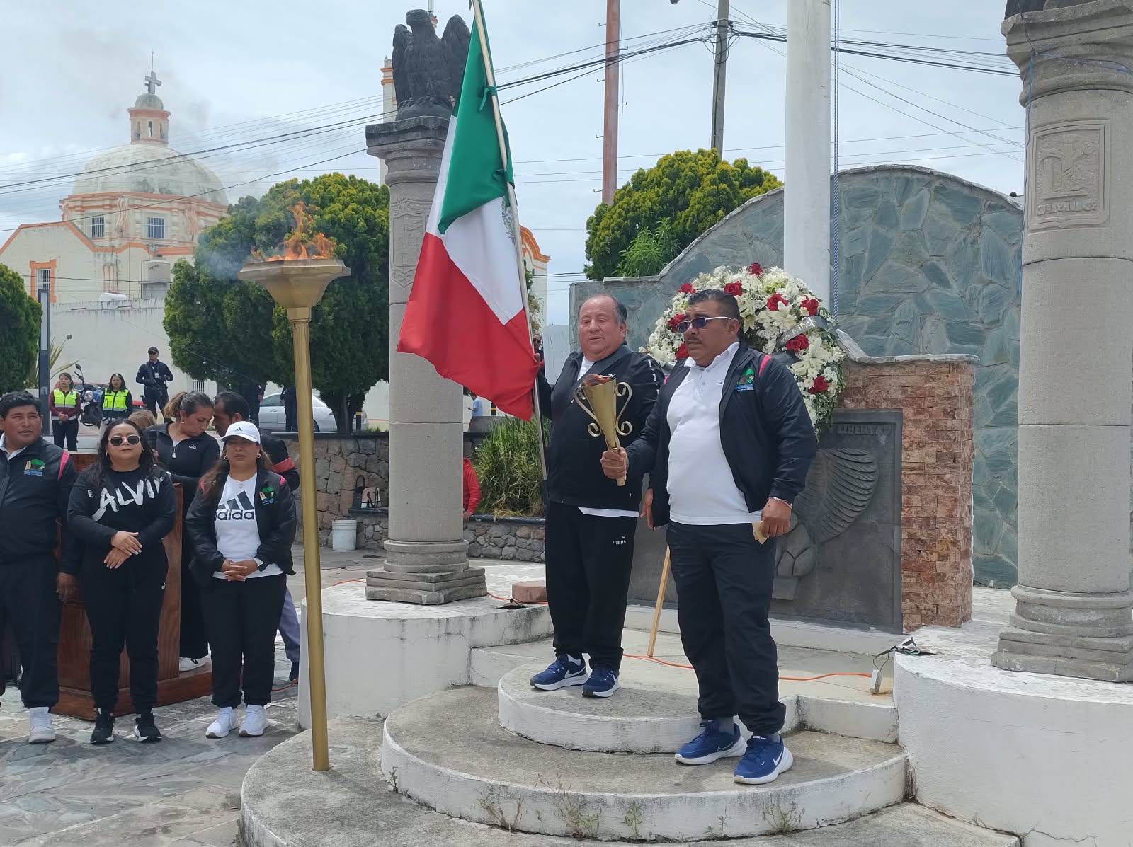 Román Montiel recibe el Fuego Simbólico para Cuaxomulco