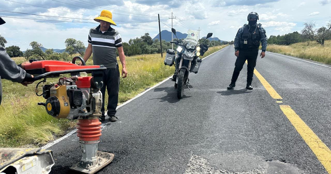 GOBIERNO MUNICIPAL DE IXTENCO REALIZA TRABAJOS DE BACHEO EN TRAMOS CARRETEROS HACIA HUAMANTLA Y ZITLALTEPEC