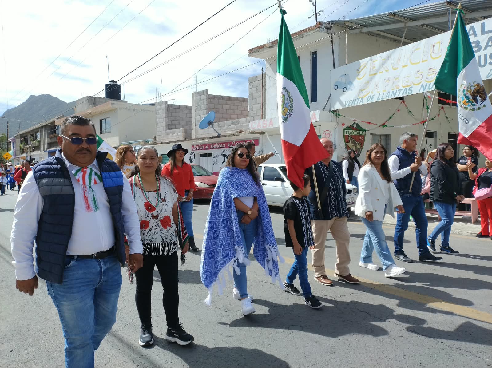 Encabeza Román Montiel desfile del 16 de Septiembre en Cuaxomulco