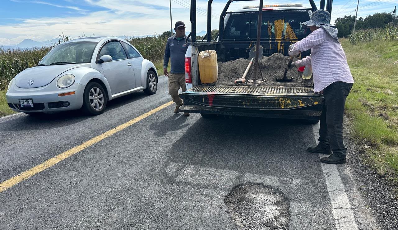 ALINE LAZO REFUERZA TRABAJOS DE BACHEO EN TRAMOS CARRETEROS HACIA HUAMANTLA Y ZILTLALTÉPEC