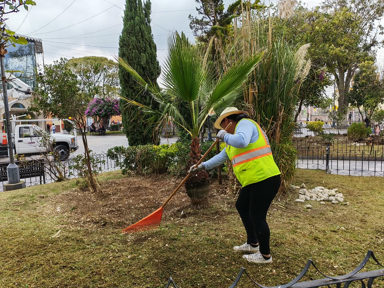CUADRILLAS DE EMPLEO TEMPORAL AVANZAN EN EL EMBELLECIMIENTO DEL PARQUE DE IXTENCO